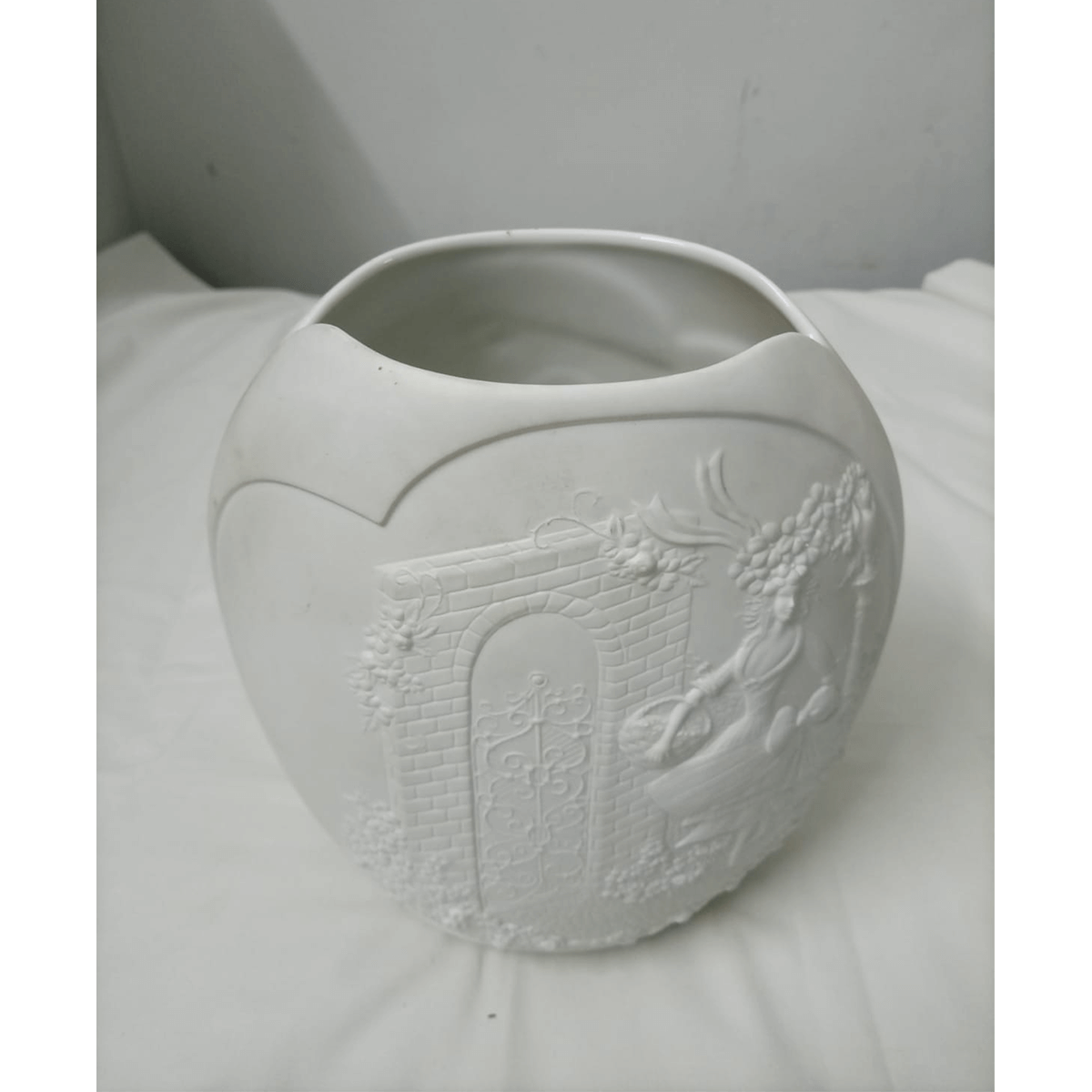 Kaiser Porcelain Vase SoUnique.PK