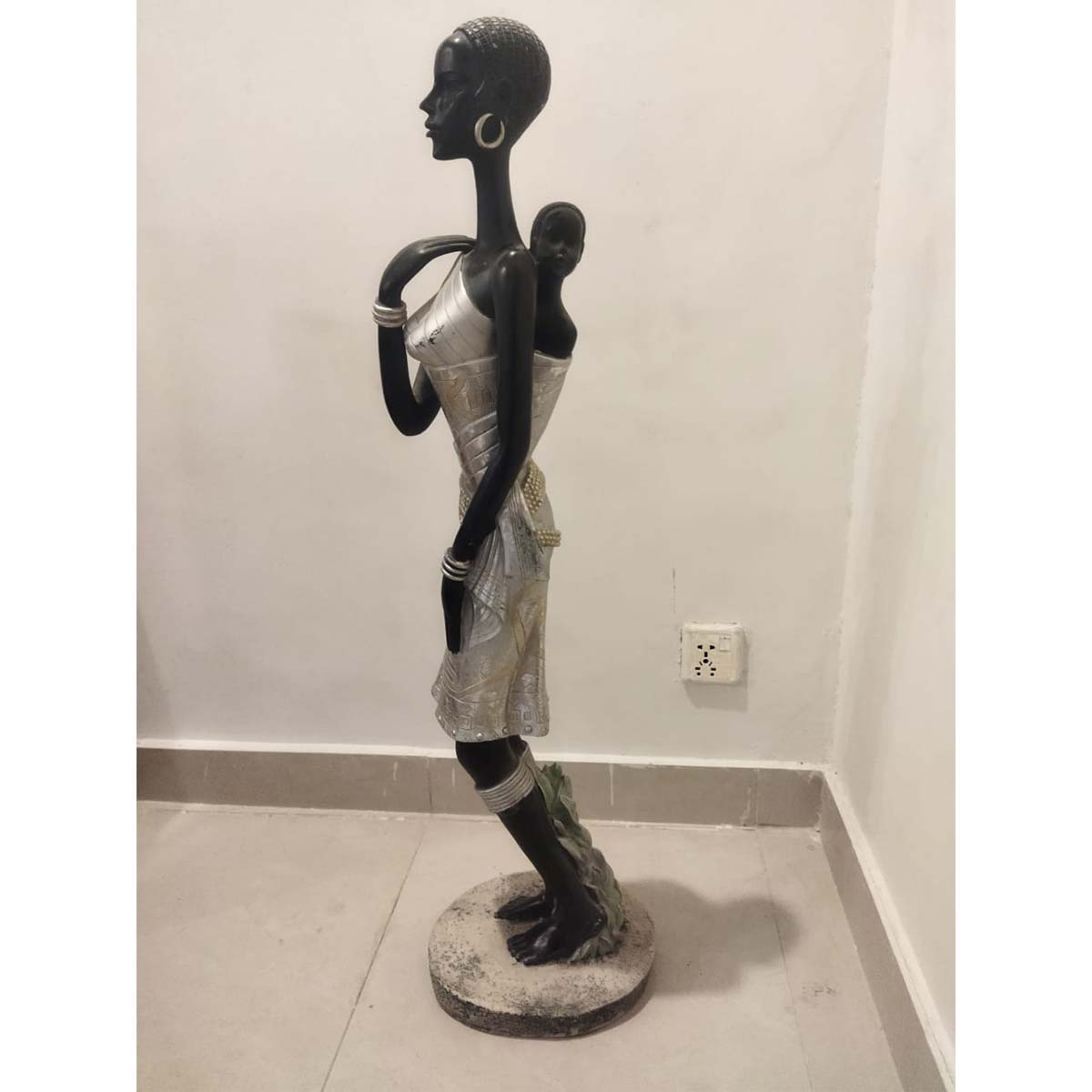 Sculpture of African Woman with Baby - SoUnique.PK