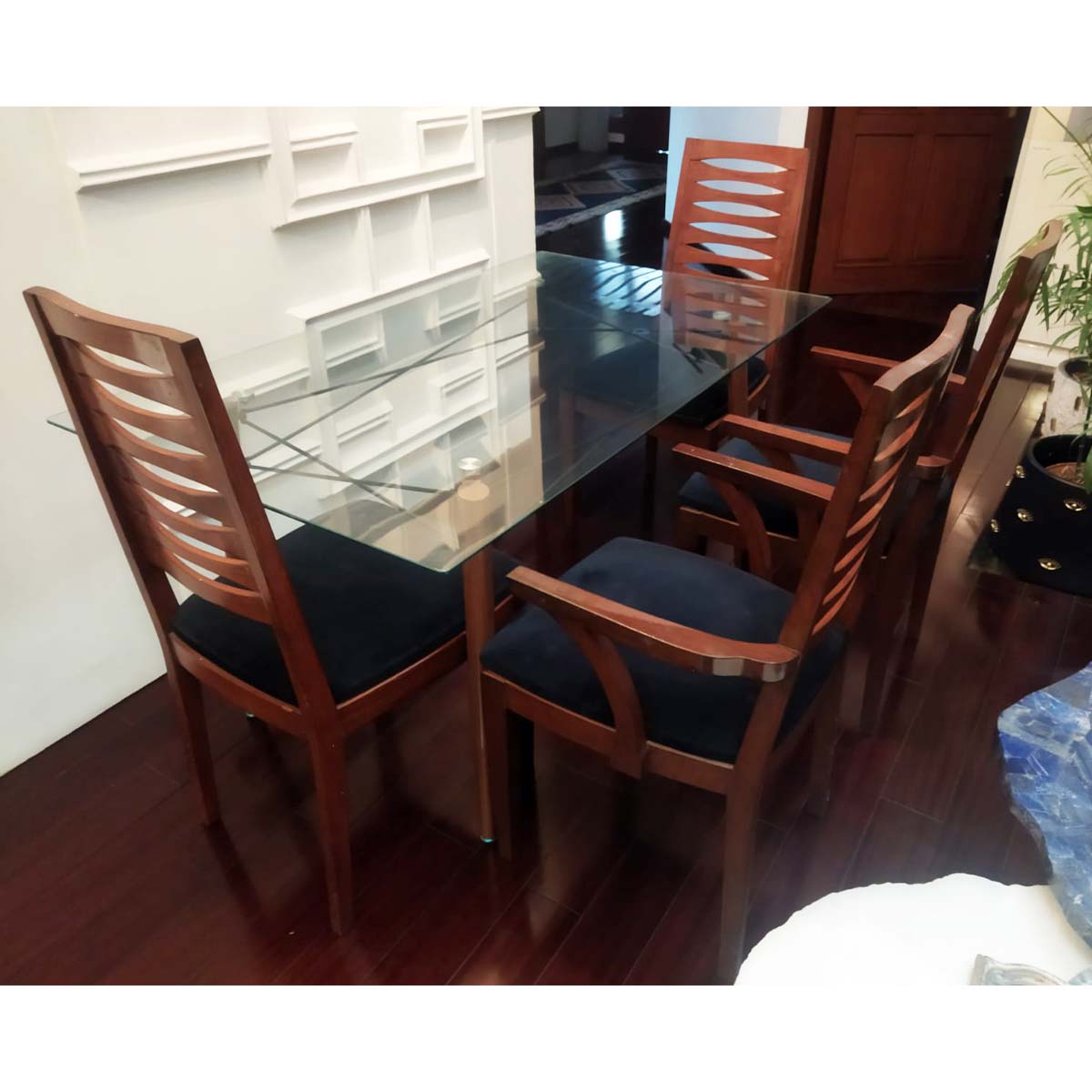 Modern Dining Table with 4 ChairsSoUnique.PK