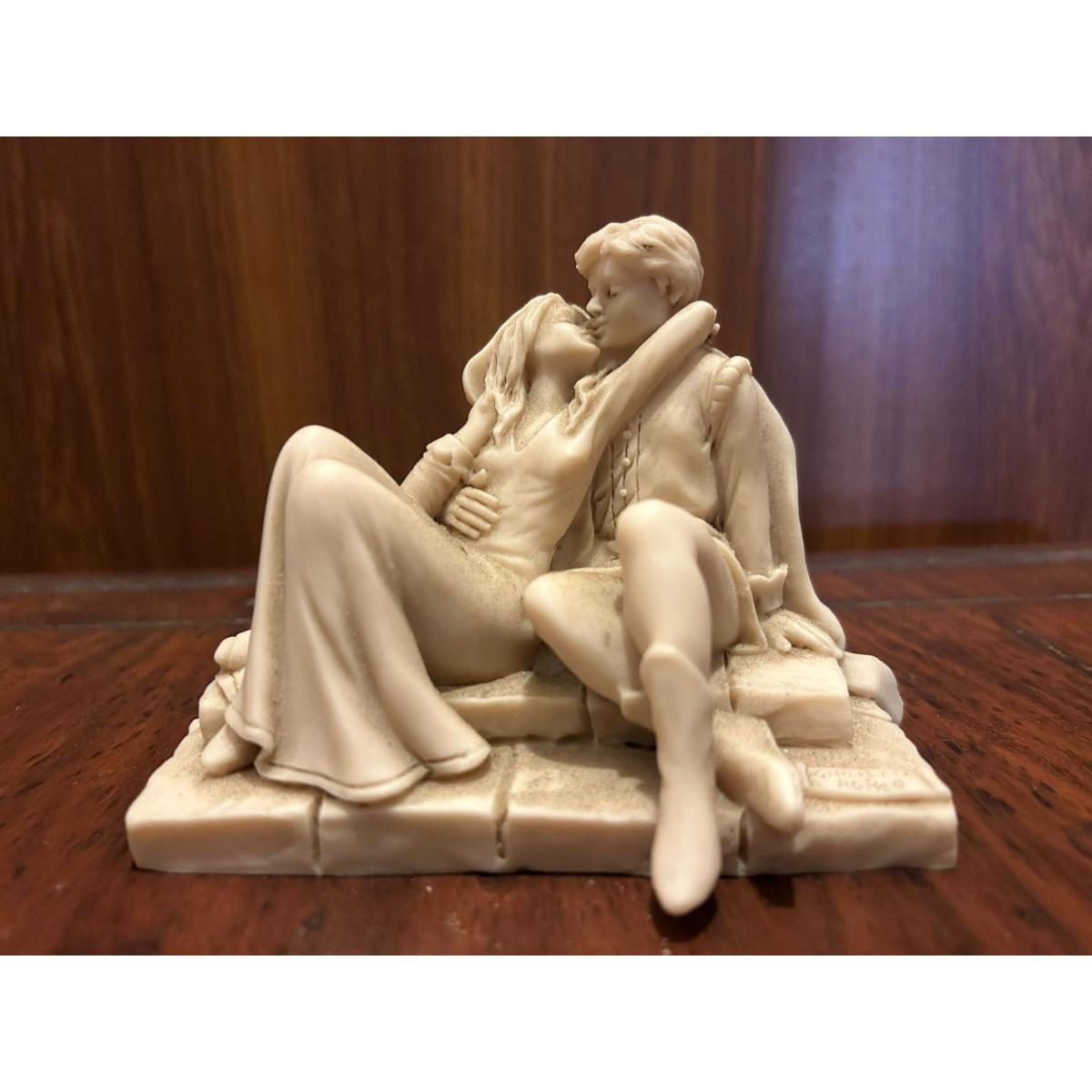 Vintage Figurine – Romantic Couple - SoUnique.PK
